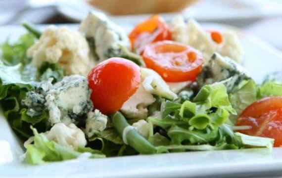 Сливочный салат с сыром горгонзола
