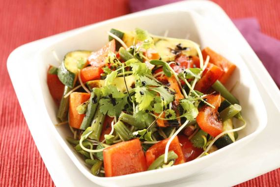 Как приготовить - Теплый овощной салат с ростками