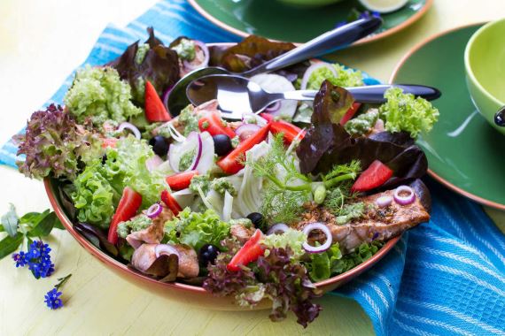 Рецепт Салат с лососем, овощами и соусом терияки