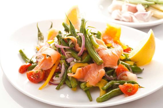 Рецепт Салат с зеленой фасолью и копченым лососем