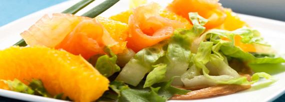 Салат с лососем, апельсином и ореховой пастой - рецепт с фото