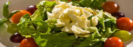 Салат с виноградом, помидорами и сыром 
