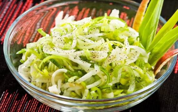 Как приготовить - Простой салат с луком пореем