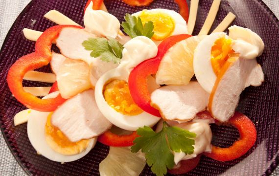 Как приготовить - Салат с ананасом, сыром, курицей и яйцами