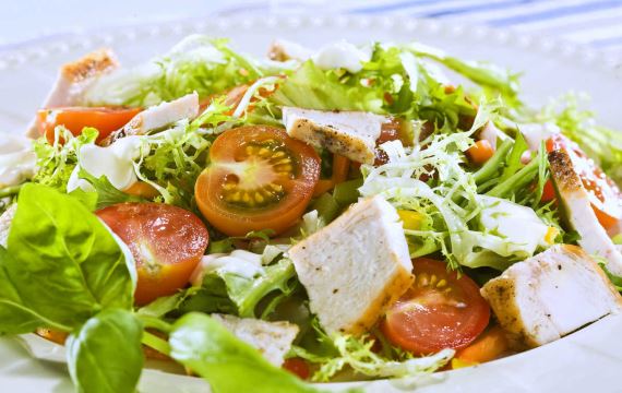 Как приготовить - Салат с курицей в лимонно-чесночном соусе