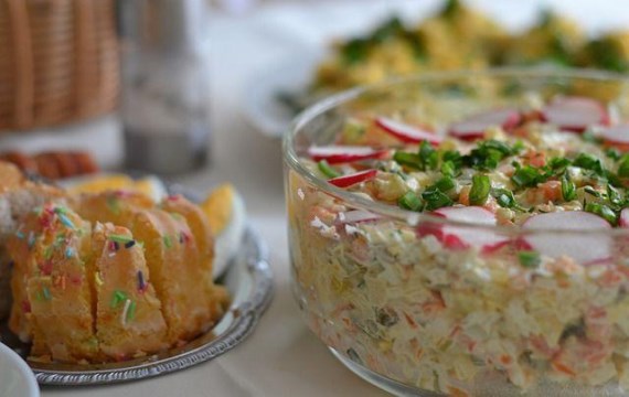 Пасхальный салат с рукколой и редисом - рецепт с фото