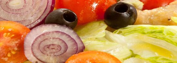 Простой салат Цезарь с курицей и помидорами - рецепт с фото