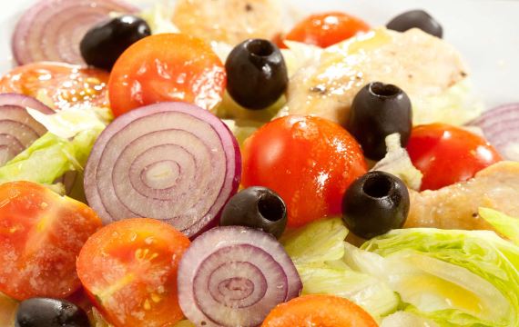 Рецепт Простой салат Цезарь с курицей и помидорами