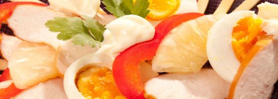 Салат с ананасом, сыром, курицей и яйцами - рецепт с фото