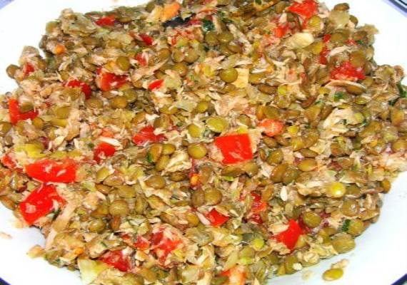 Салат с чечевицей и консервированным тунцом - рецепт с фото