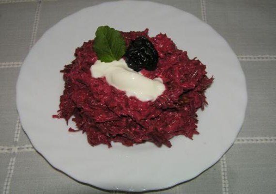 Свекла с грецкими орехами и чесноком - рецепт с фото