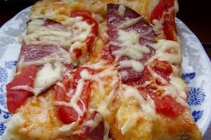 Пицца с помидорами и салями