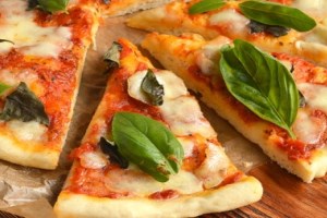 Пицца с моцареллой и базиликом (фото)