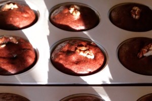Шоколадные маффины с грецкими орехами (фото)