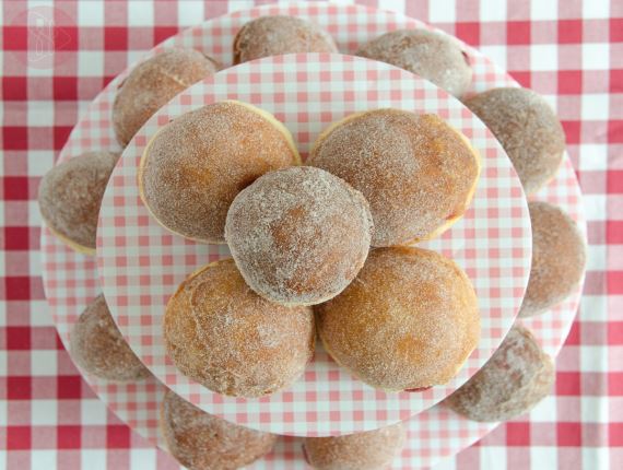 фото - Португальские пончики с джемом (Malasadas)