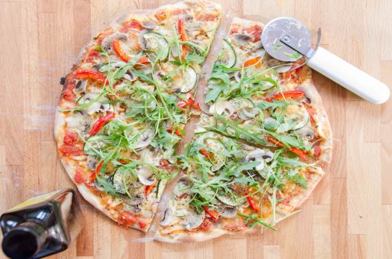 фото - Пицца с грибами помидорами и сыром