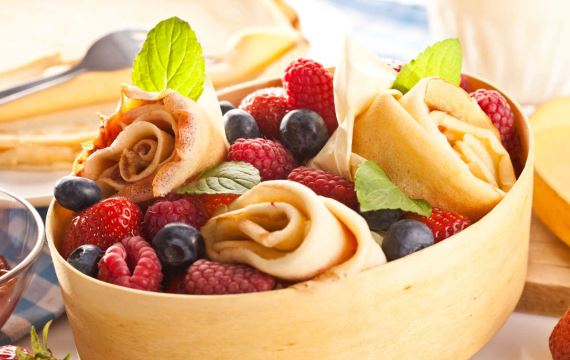 Бисквитные блины с джемом и свежими фруктами - рецепт с фото