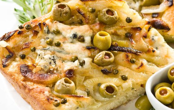 Как приготовить - Пирог с сыром, луком и оливками