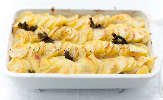 Рецепт Запеканка с ломтиками картофеля с лососем и брокколи