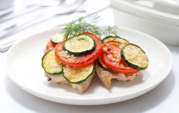 Как приготовить - Шницели, запеченные с помидорами и цукини