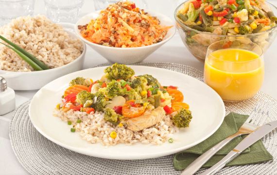 Как приготовить - Индейку с овощами, рисом и салатом из моркови