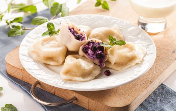 Как приготовить - Вкусные вареники с черникой и ванильным соусом