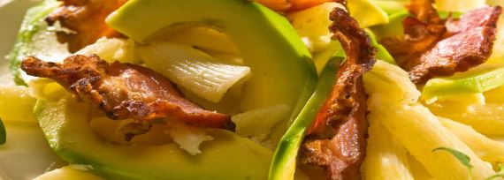 Макароны с авокадо, плавленым сыром и беконом - рецепт с фото