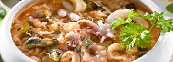 Рагу с рисом, морепродуктами, помидорами и изюмом - рецепт с фото