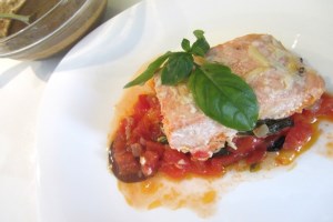 Филе лосося с оливковым соусом