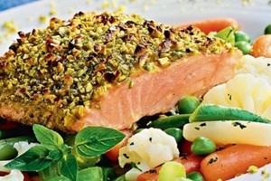 Филе лосося в фисташках с овощами (фото)