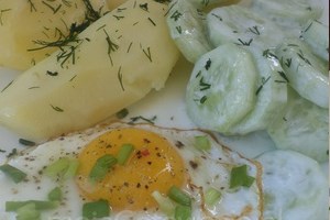 Молодой картофель с жареным яйцом (фото)