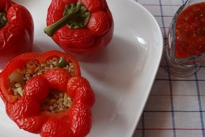 Перец фаршированный в томатном соусе (фото)