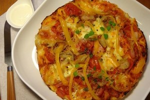 Пицца с моцареллой, ветчиной, помидорами черри (фото)