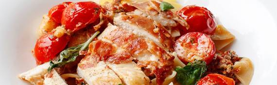 фото - Филе курицы в сливочном соусе на сковороде с макаронами