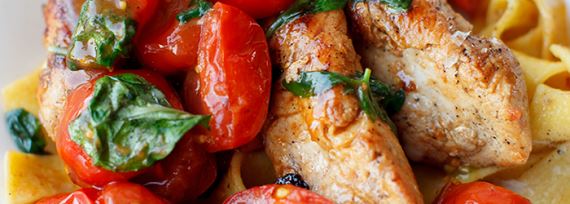 фото - Курица с макаронами, помидорами и базиликом