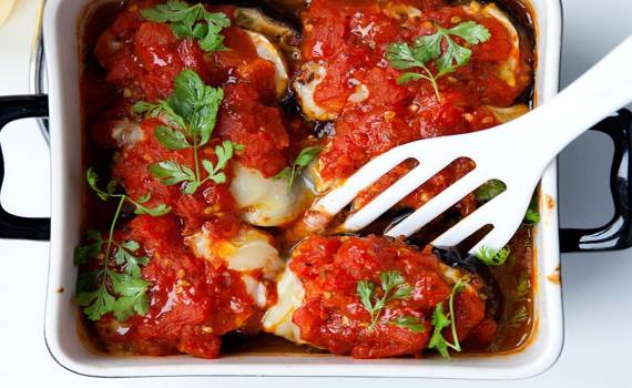 Рецепт Баклажан, запеченный с помидорами и козьим сыром