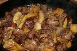 Куриная печень с яблоками