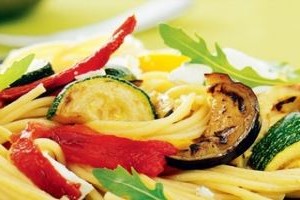 Спагетти с овощами и сыром фета