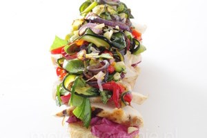 Бутерброд чесночный с овощами и курицей (фото)