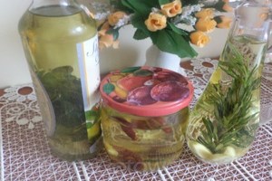 Оливковое масло с чесноком и розмарином (фото)