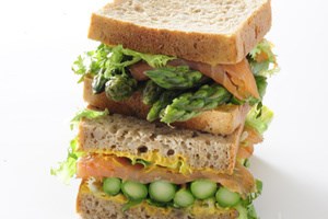 Сэндвич - с лососем и спаржей (фото)