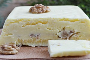 Сыр с грецкими орехами (фото)