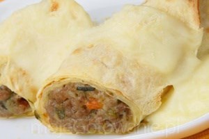 Запеченные блинчики с мясом и сыром (фото)