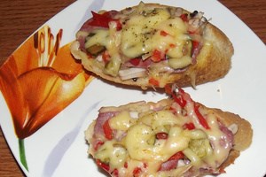 Запеченные бутерброды с колбасой сыром и овощами (фото)