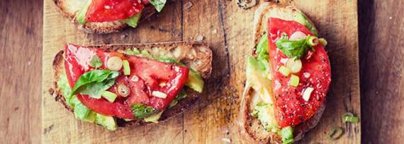 Бутерброд с авокадо, помидорами и базиликом - рецепт с фото