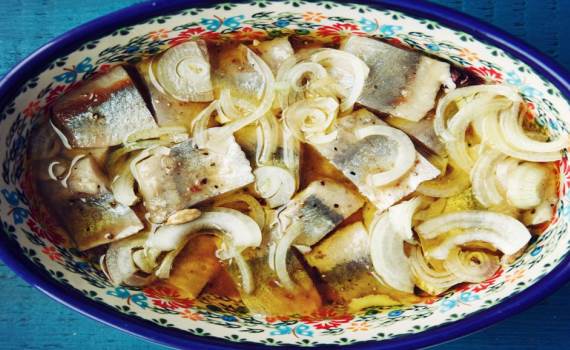 Рецепт вкусная маринованная сельдь в приправах с луком