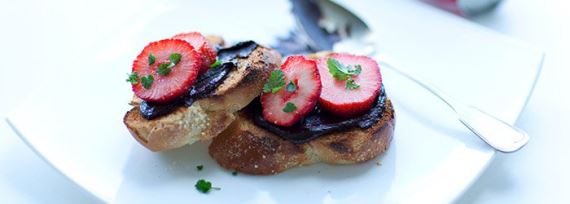 Гренки с шоколадом и ягодами