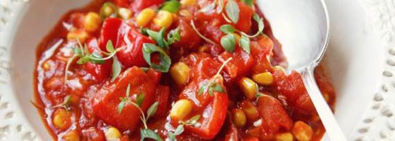 Лечо с колбасой чоризо и кукурузой