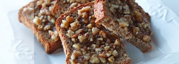 Орехи в меде на гренках