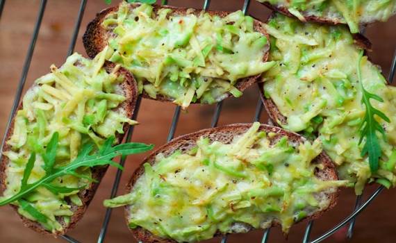 Рецепт Гренки запеченные с авокадо и сыром
